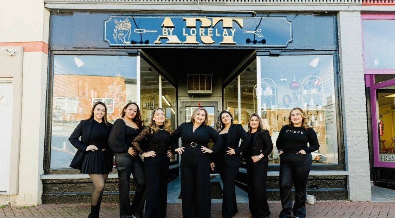 Personal de Art By Lorelay frente al local en Bound Brook, New Jersey, US.