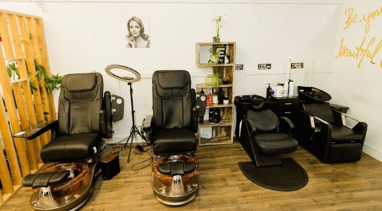 Espacio moderno en Art By Lorelay, Bound Brook, New Jersey, US, con sillas de spa y decoración natural.