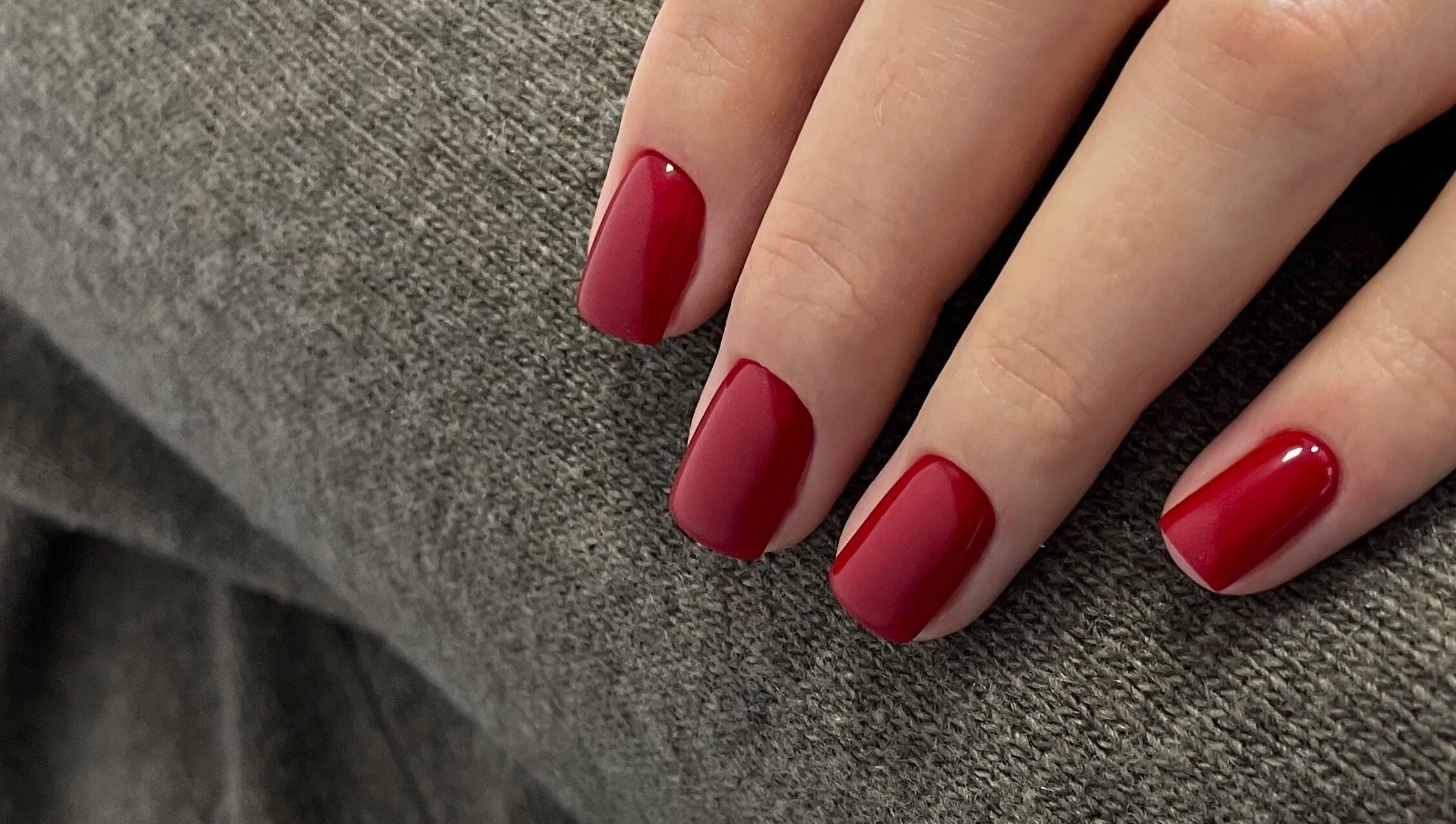 Elegant crimson nail art at Stefānija Koltuškina, Rīga, LV, showcasing expert manicure services.