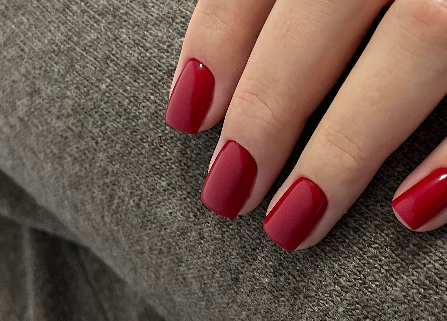 Elegant crimson nail art at Stefānija Koltuškina, Rīga, LV, showcasing expert manicure services.