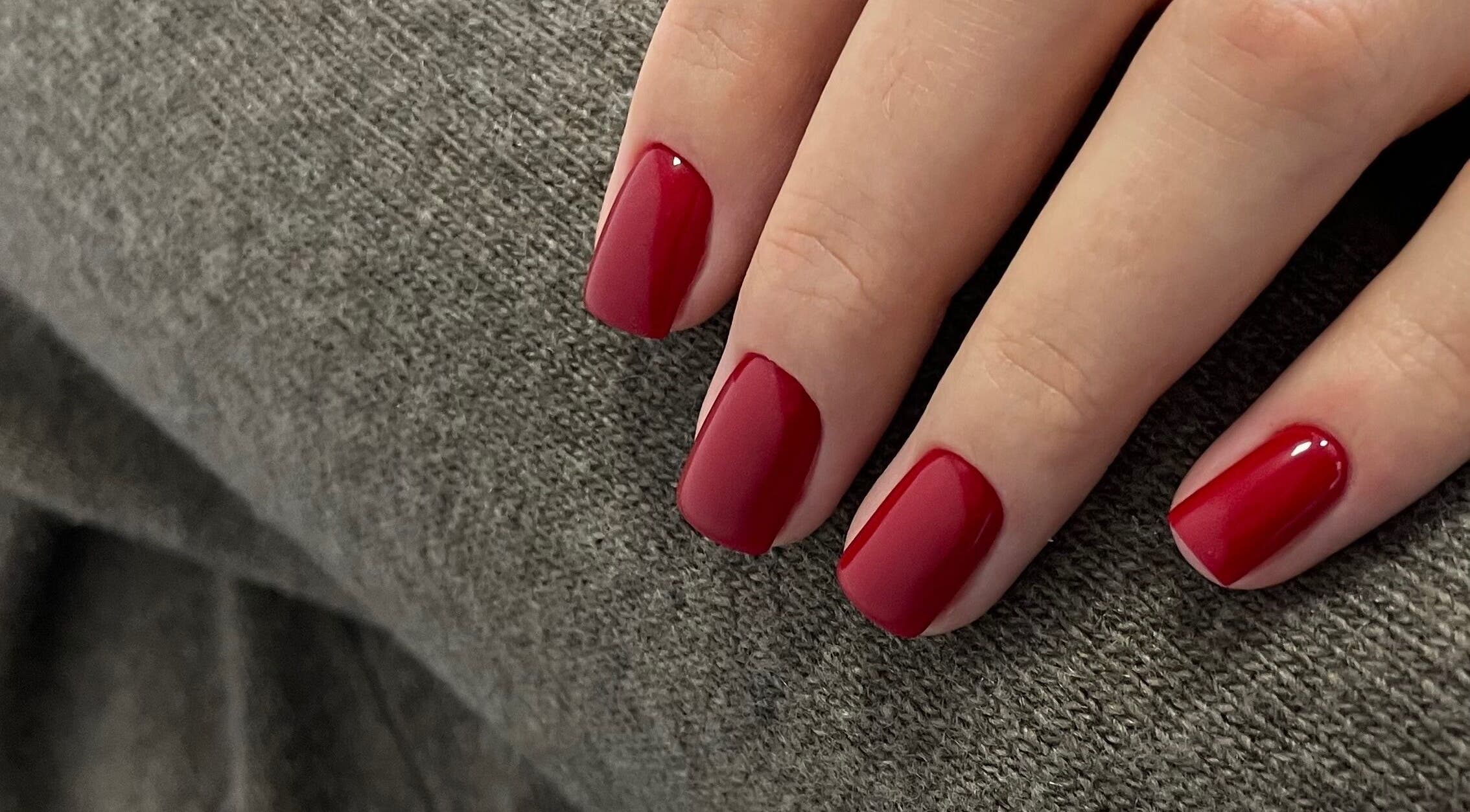Elegant crimson nail art at Stefānija Koltuškina, Rīga, LV, showcasing expert manicure services.