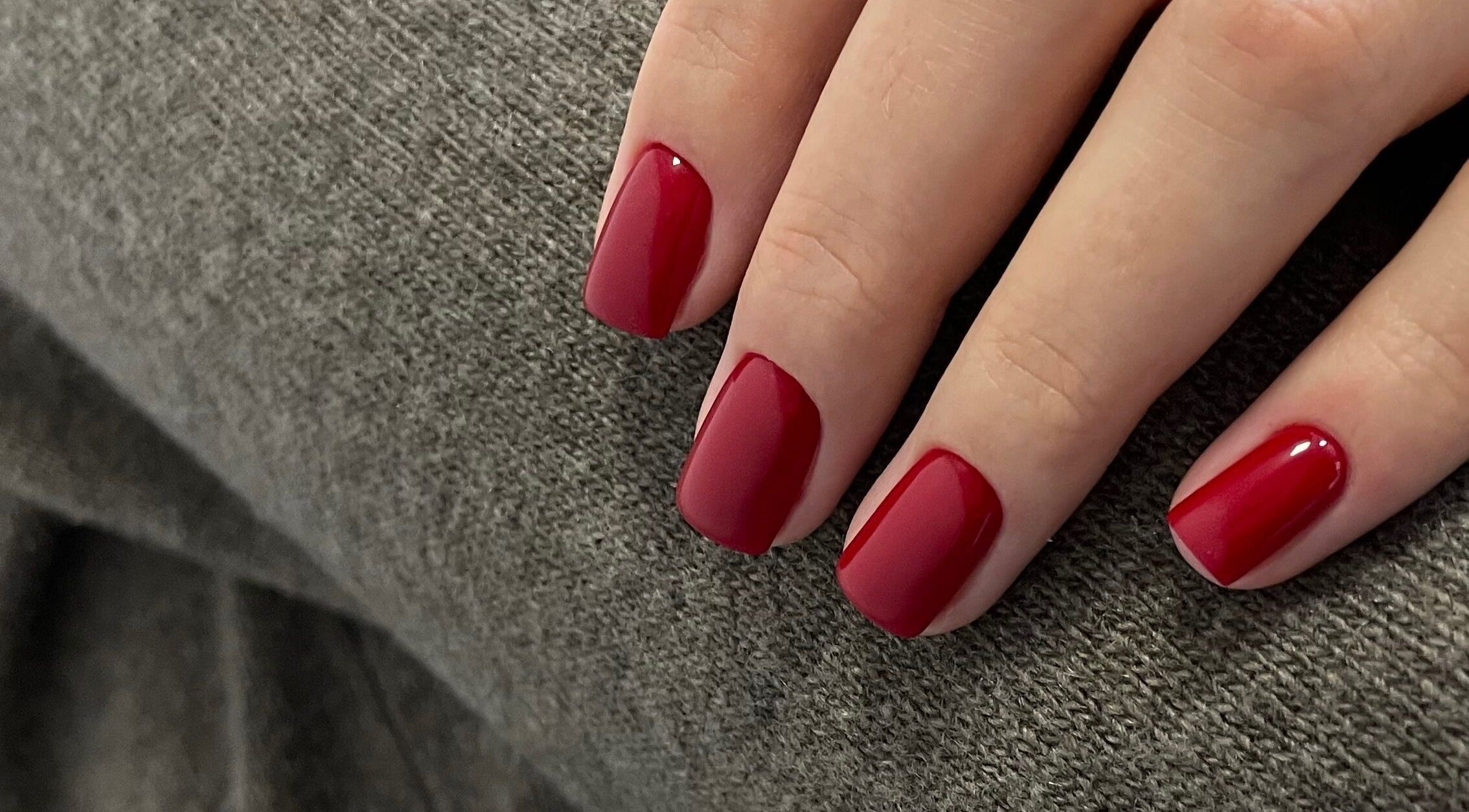 Elegant crimson nail art at Stefānija Koltuškina, Rīga, LV, showcasing expert manicure services.