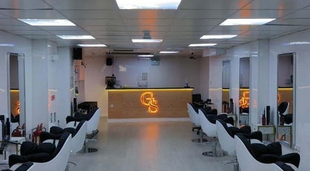 Gs hair nail salon在爱尔兰都柏林的现代化美容室内景。