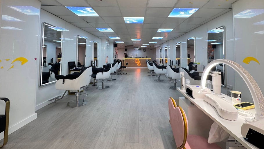 Gs hair nail salon 位于爱尔兰都柏林的现代化美发美甲店内景。