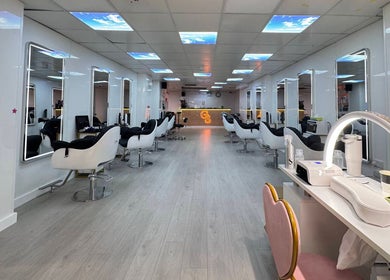 Gs hair nail salon 位于爱尔兰都柏林的现代化美发美甲店内景。