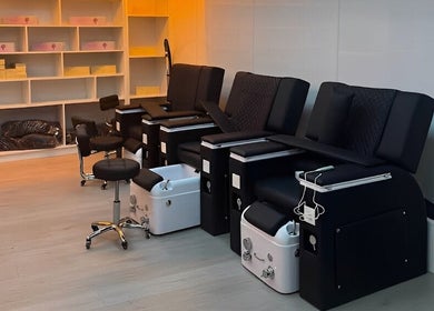 Gs hair nail salon位于爱尔兰都柏林的舒适美甲椅和现代装修。
