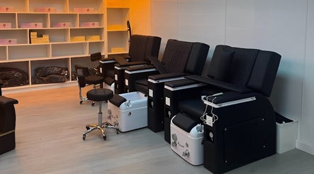 Gs hair nail salon位于爱尔兰都柏林的舒适美甲椅和现代装修。