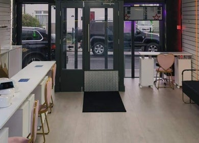 Gs hair nail salon 位于爱尔兰都柏林的现代化美甲室内景。