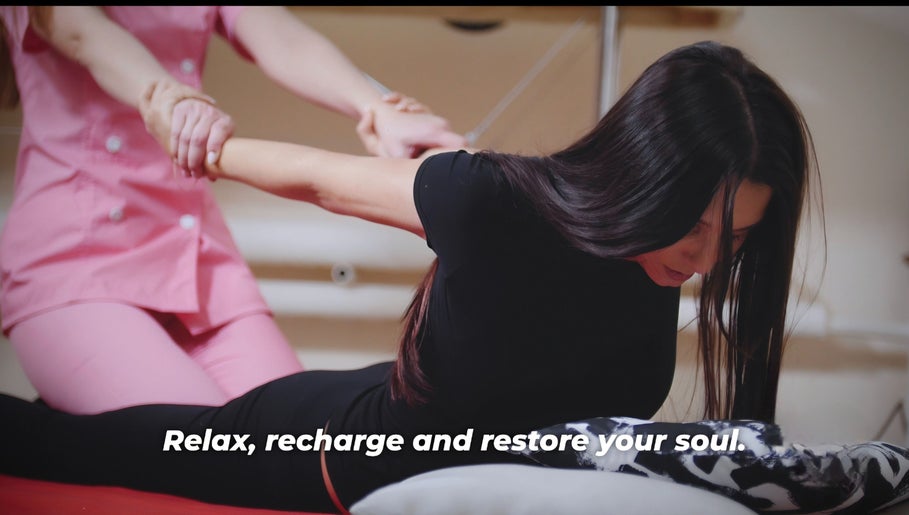 Relaxing massage therapy at Bodywise Wellness Center, Chicago, Illinois, US.