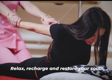 Relaxing massage therapy at Bodywise Wellness Center, Chicago, Illinois, US.