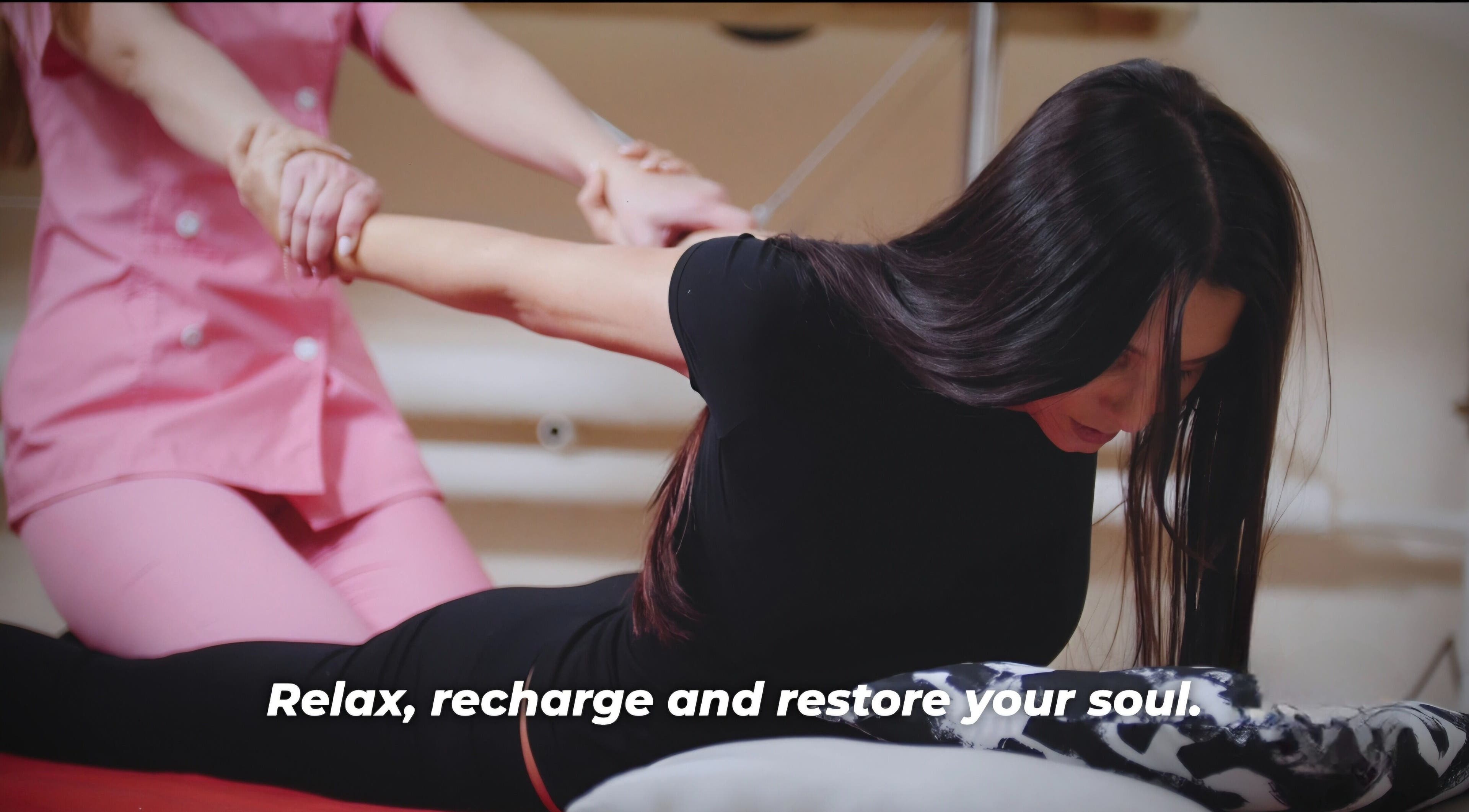 Relaxing massage therapy at Bodywise Wellness Center, Chicago, Illinois, US.