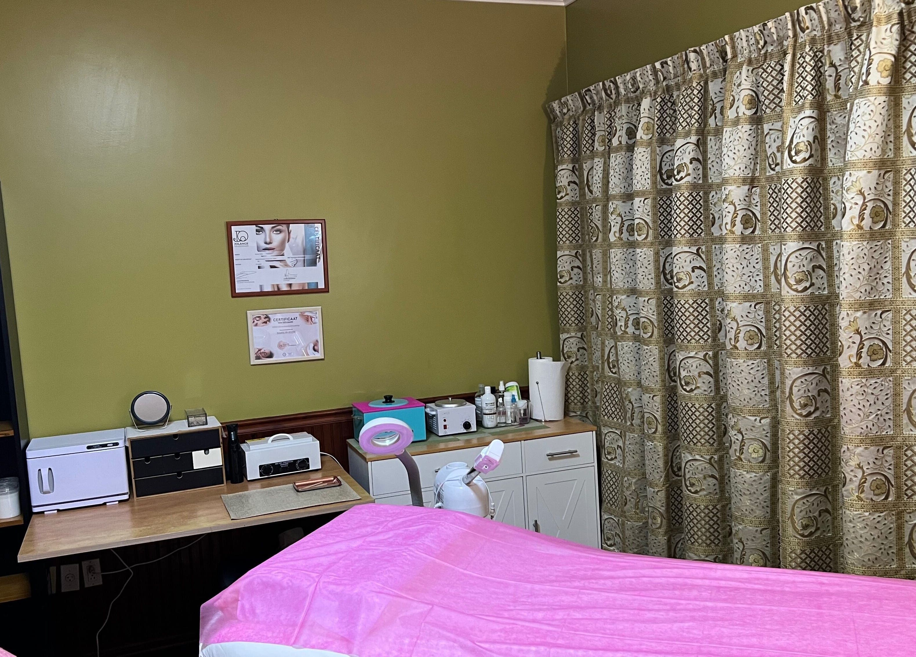 Interieur van Marilyn's Wax and Beauty Salon in Paramaribo SR met comfortabele behandelruimte.