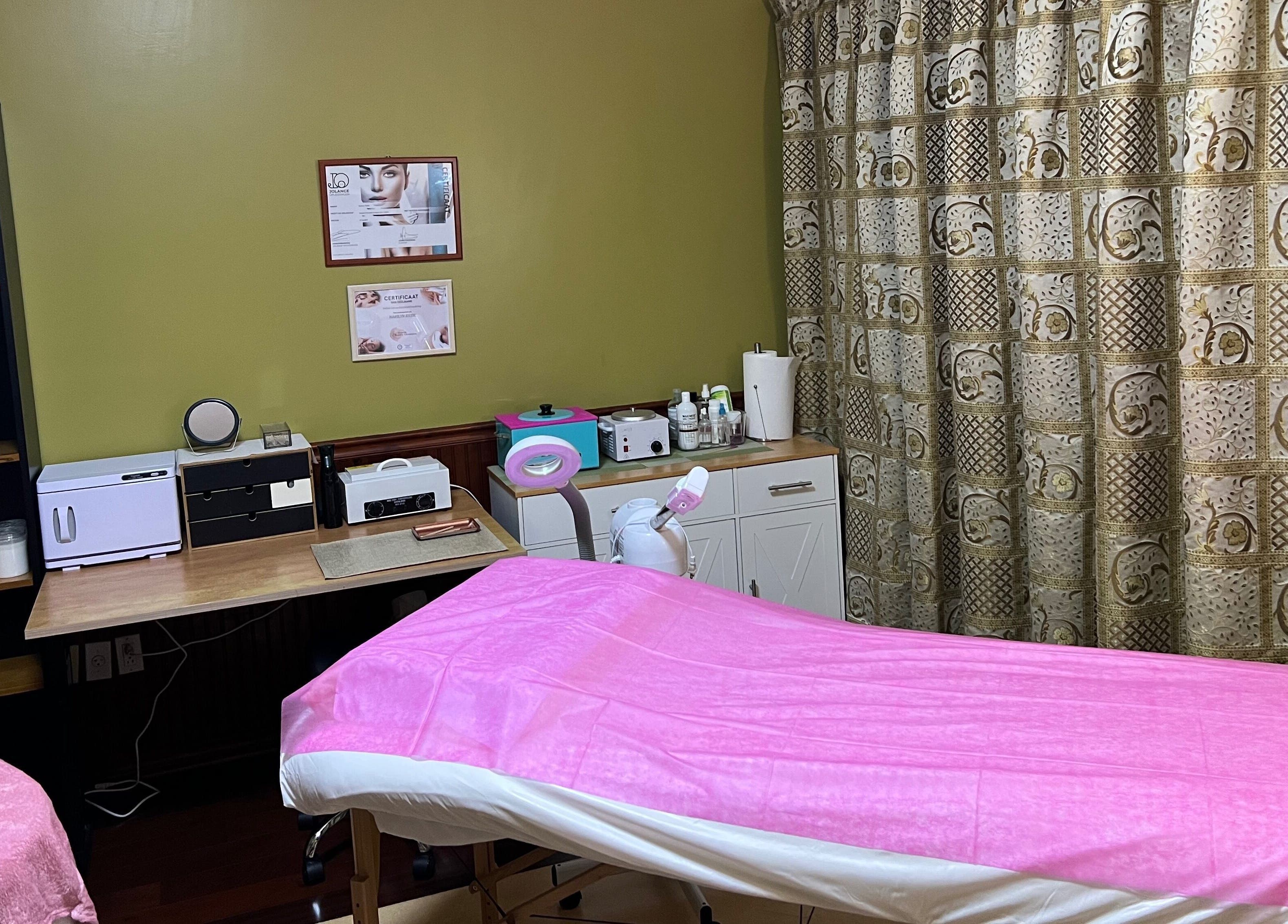 Ontspannende ruimte bij Marilyn's Wax and Beauty Salon in Paramaribo, Paramaribo, SR met verzorgingsproducten.