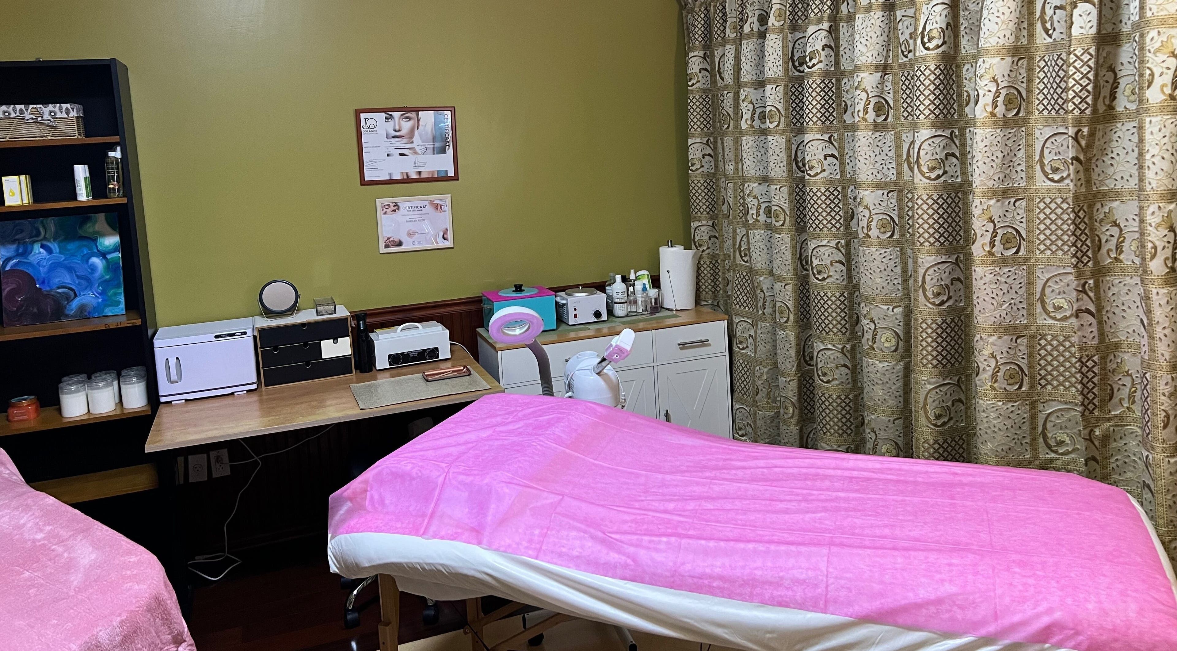 Ontspannende ruimte bij Marilyn's Wax and Beauty Salon in Paramaribo, Paramaribo, SR met verzorgingsproducten.