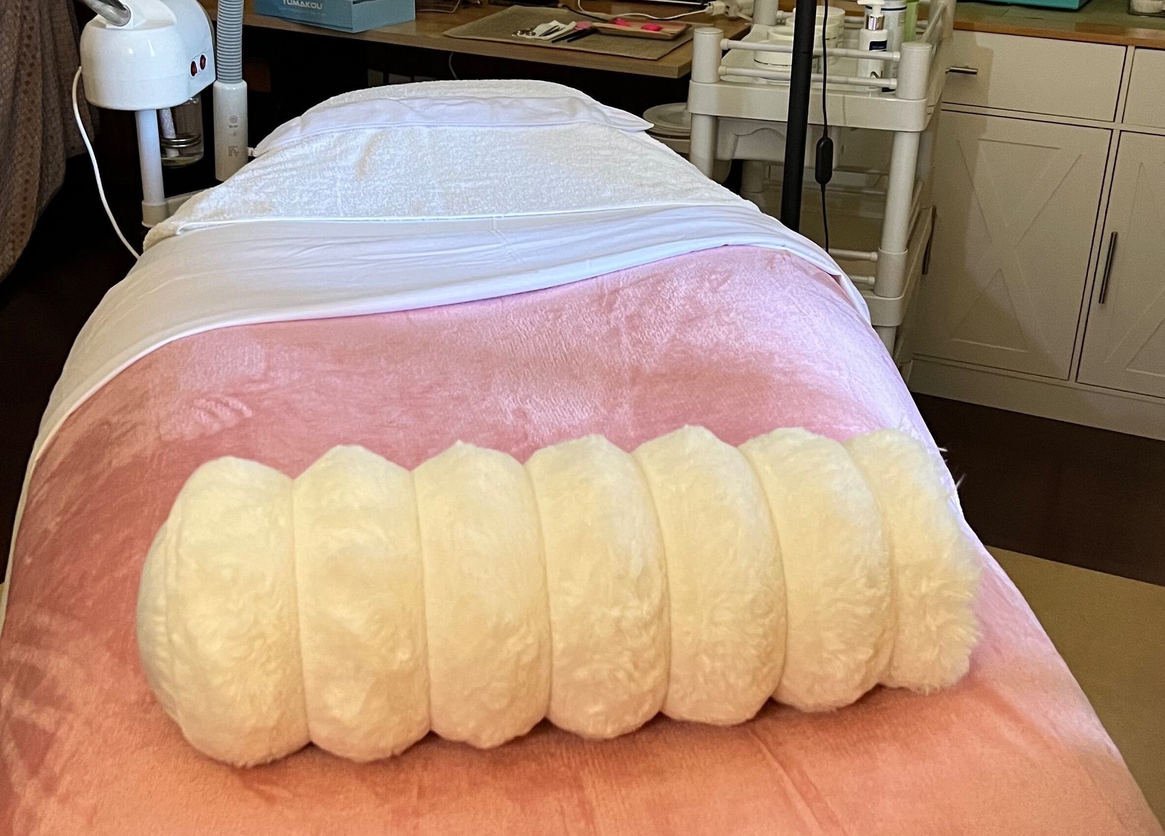 Gezellige behandelkamer bij Marilyn's Wax and Beauty Salon in Paramaribo, Paramaribo, SR met roze en witte details.