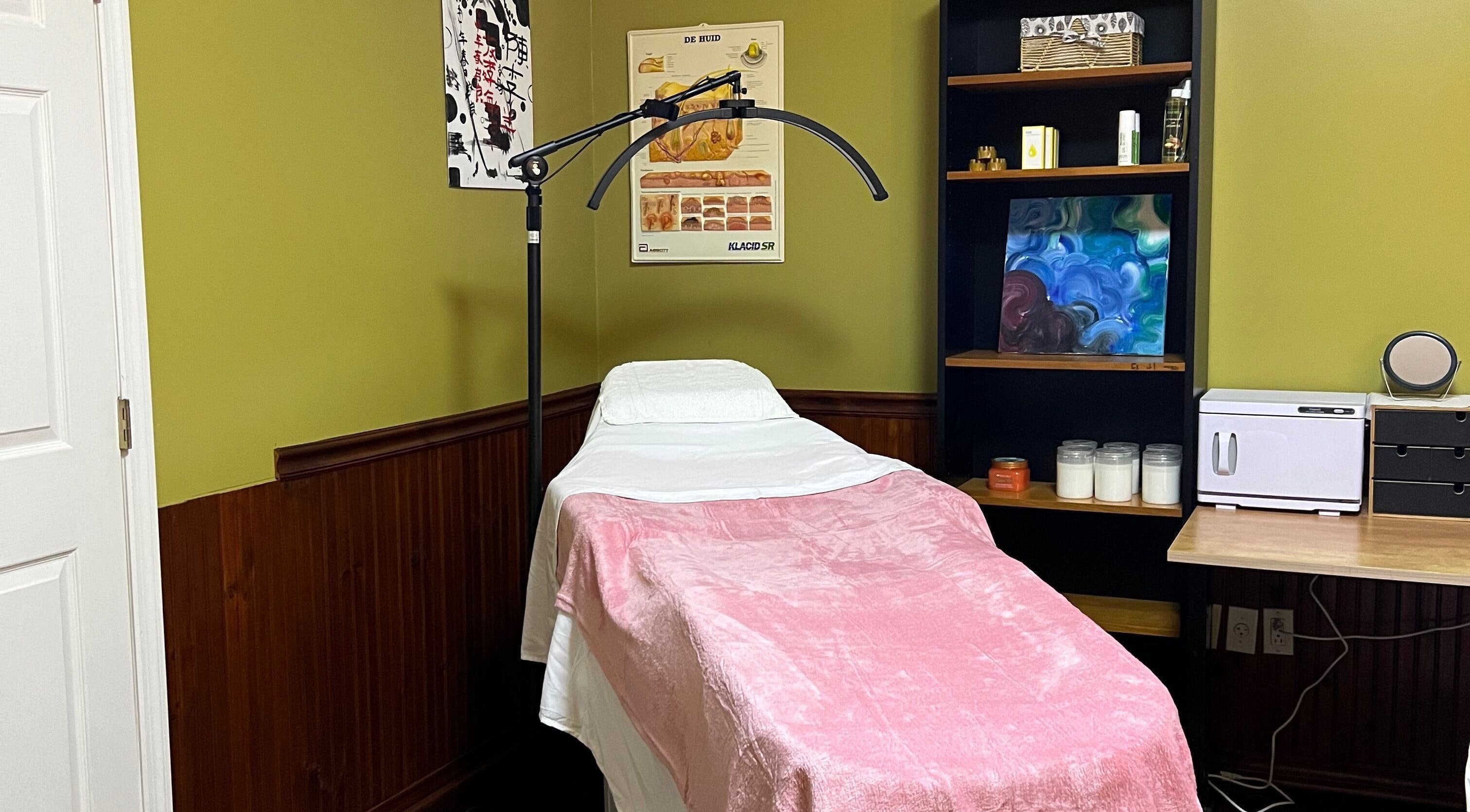 Gezellige waxruimte bij Marilyn's Wax and Beauty Salon in Paramaribo, Paramaribo, SR met roze beddengoed.