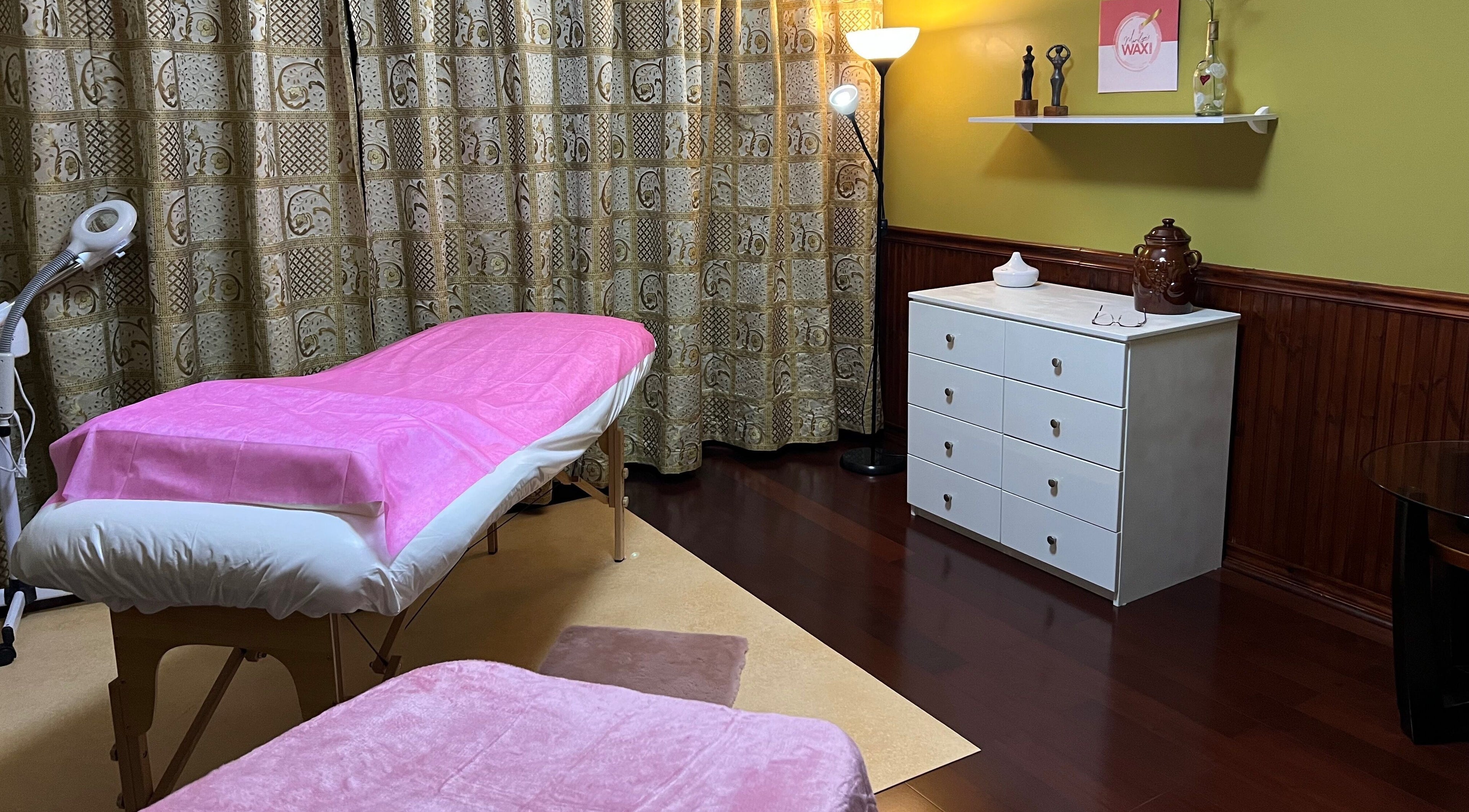 Kalme behandelruimte bij Marilyn's Wax and Beauty Salon in Paramaribo, Paramaribo, SR met roze bed en decor.