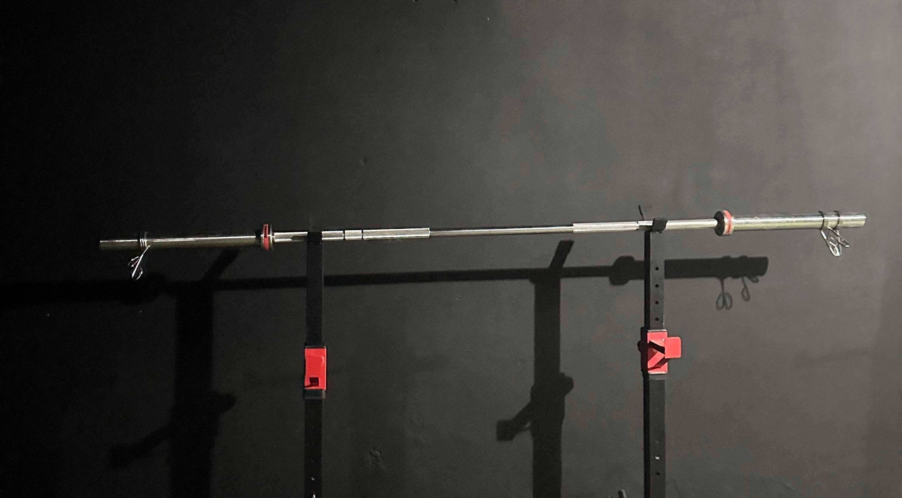 Barra de pesas en ALLSTAR FITNESS, Mérida, Yucatán, MX. Ideal para entrenamiento de fuerza y resistencia.