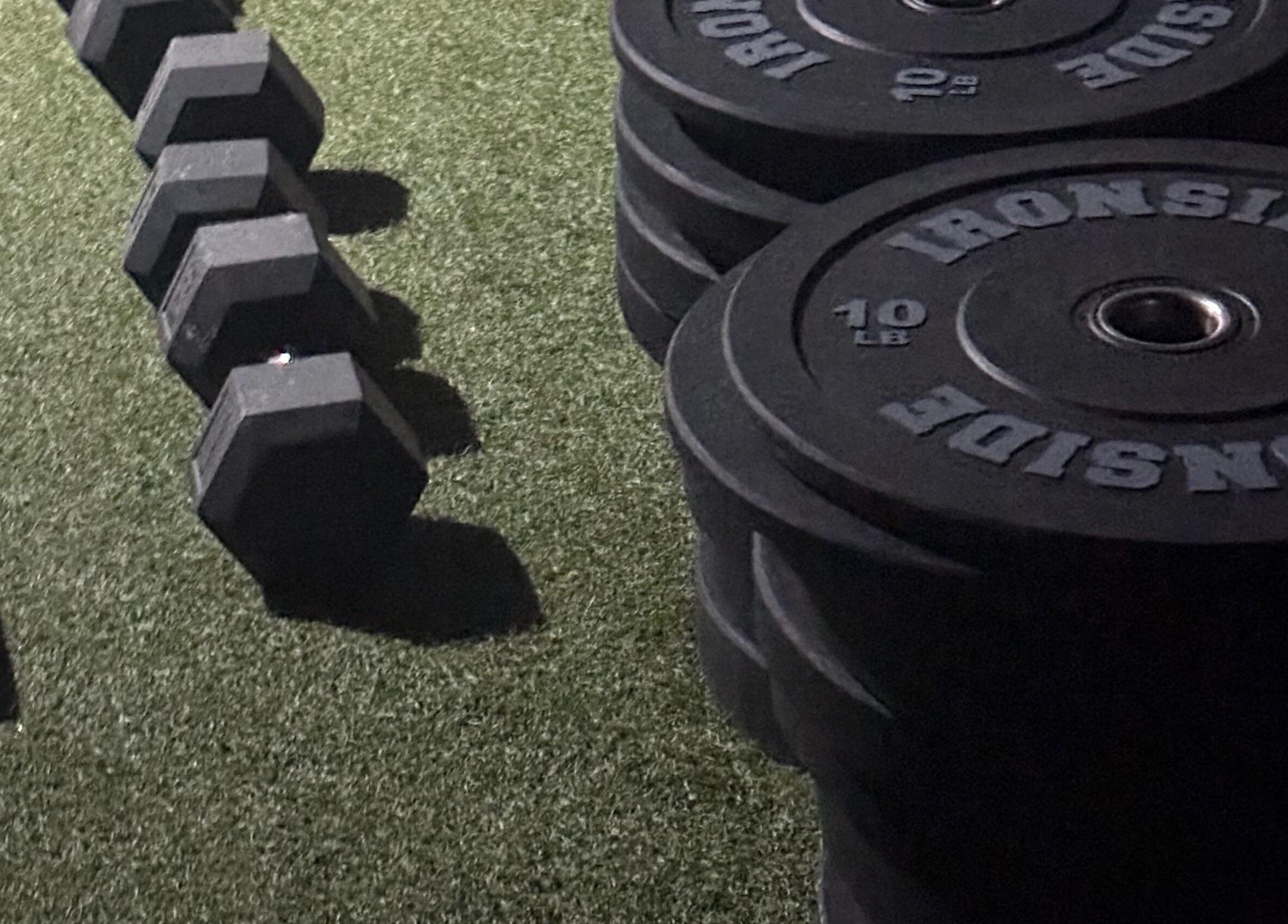 Pesas y discos en ALLSTAR FITNESS, Mérida, Yucatán, MX. Equipamiento moderno para entrenamiento eficiente.