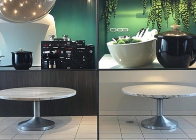 Área de cocina moderna en Bonita & Consciente, San Salvador, San Salvador, SV, con encimeras y utensilios.