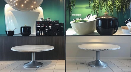 Área de cocina moderna en Bonita & Consciente, San Salvador, San Salvador, SV, con encimeras y utensilios.