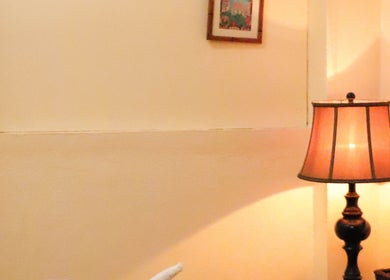 Lámpara de mesa creando ambiente relajante en Blue Massage, Puerto Vallarta, Jalisco, MX.