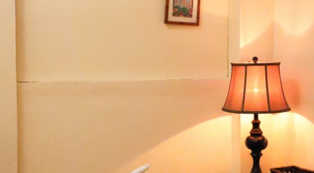 Lámpara de mesa creando ambiente relajante en Blue Massage, Puerto Vallarta, Jalisco, MX.