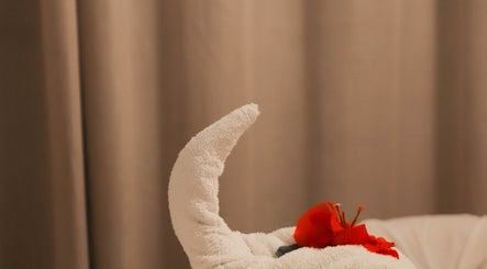 Toalla con flor roja en Blue Massage, creando ambiente relajante en Puerto Vallarta, Jalisco, MX.
