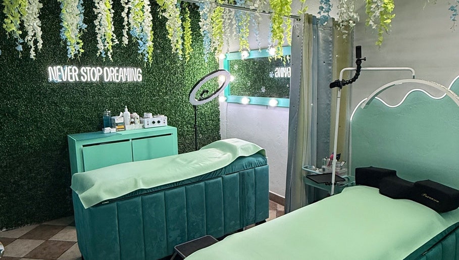 Sala de relajación en The Mint Room Beauty Studio, Ciudad De México, Ciudad De México, MX, con cama y luces suaves.