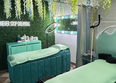 Sala de relajación en The Mint Room Beauty Studio, Ciudad De México, Ciudad De México, MX, con cama y luces suaves.