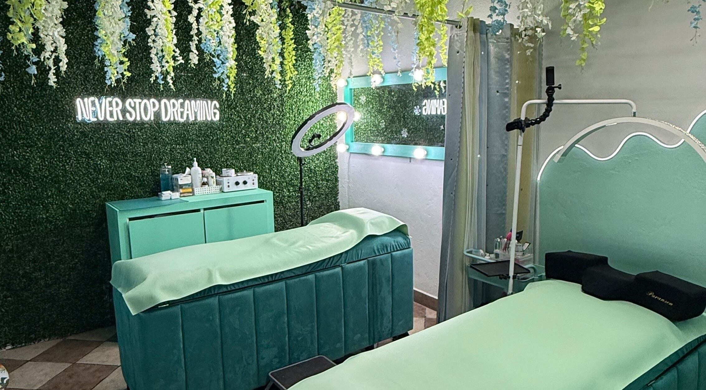Sala de relajación en The Mint Room Beauty Studio, Ciudad De México, Ciudad De México, MX, con cama y luces suaves.