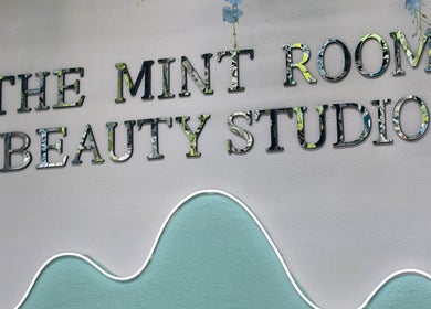 Fachada de The Mint Room Beauty Studio en Ciudad De México, MX, con letrero elegante y diseño floral.