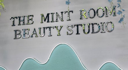 Fachada de The Mint Room Beauty Studio en Ciudad De México, MX, con letrero elegante y diseño floral.