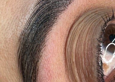 Primer plano de cejas delineadas en The Mint Room Beauty Studio, Ciudad De México, Ciudad De México, MX.