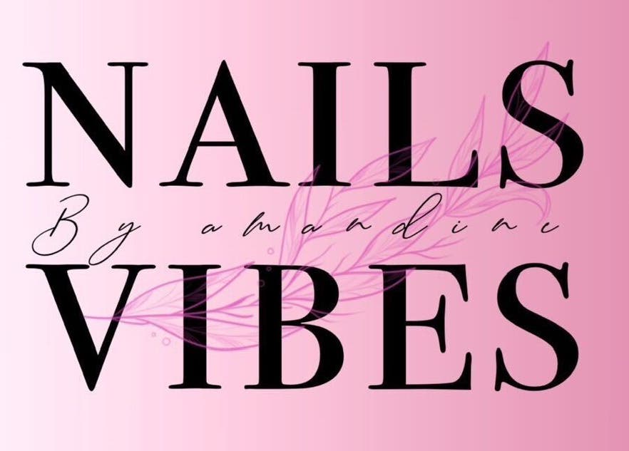 Logo élégant de Nails Vibes à Verdun sur Garonne, Île-de-france, FR sur fond rose moderne.