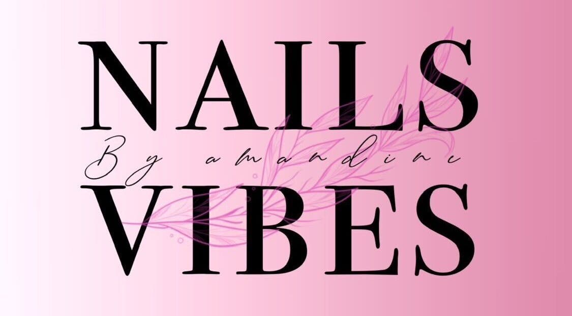 Logo élégant de Nails Vibes à Verdun sur Garonne, Île-de-France, FR sur fond rose délicat.