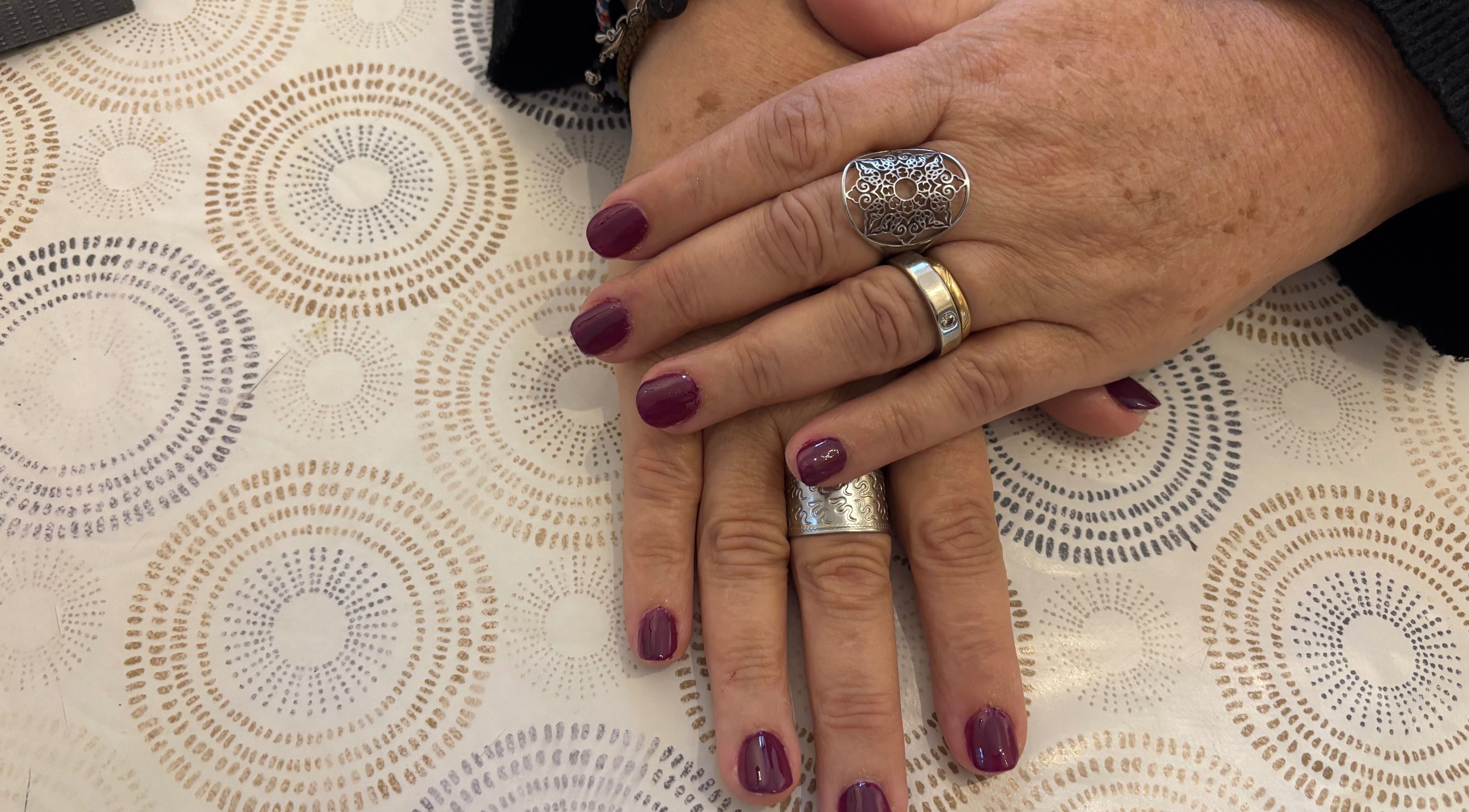 Manucure élégante à Nails Vibes, Verdun sur Garonne, Île-de-France, FR avec vernis violet foncé.