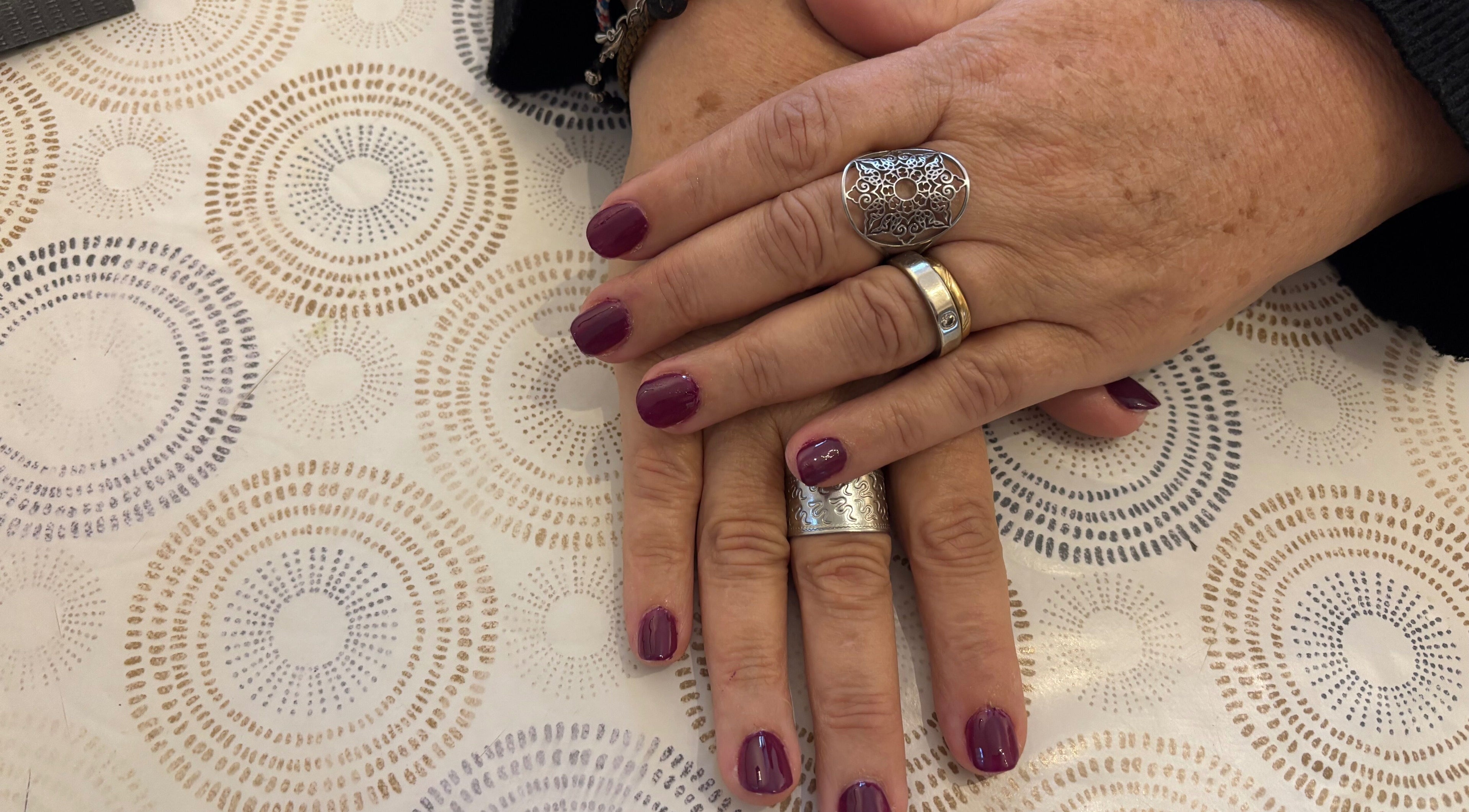 Manucure élégante à Nails Vibes, Verdun sur Garonne, Île-de-France, FR avec vernis violet foncé.