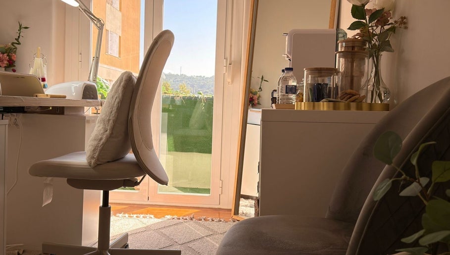 Canto acolhedor no SCHEILA COSTA BEAUTY STUDIO em Lisboa, PT, com cadeira confortável e decoração suave.