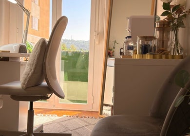 Canto acolhedor no SCHEILA COSTA BEAUTY STUDIO em Lisboa, PT, com cadeira confortável e decoração suave.