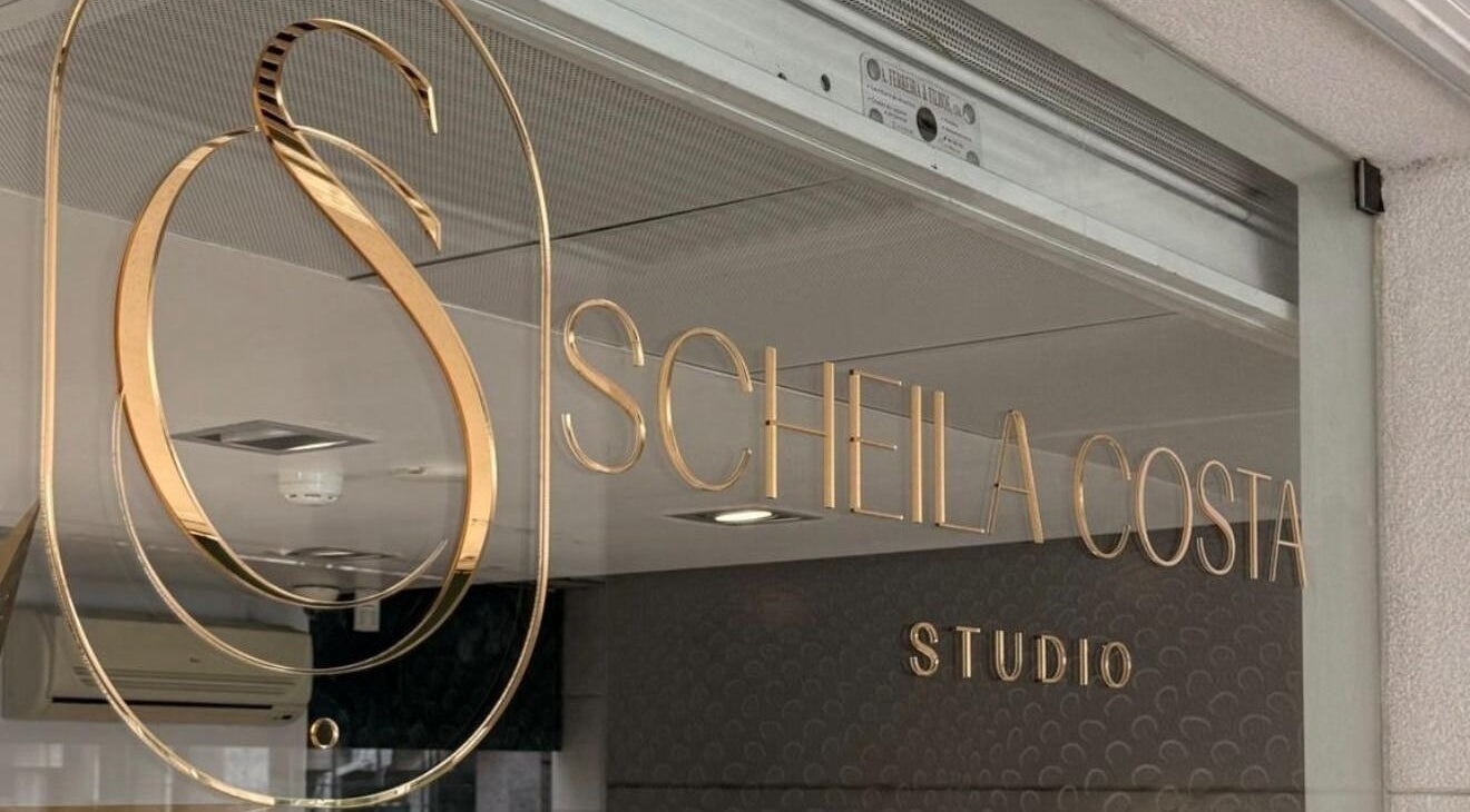 Entrada elegante do Studio Scheila Costa- Beleza em Lisboa, PT, com logotipo dourado.
