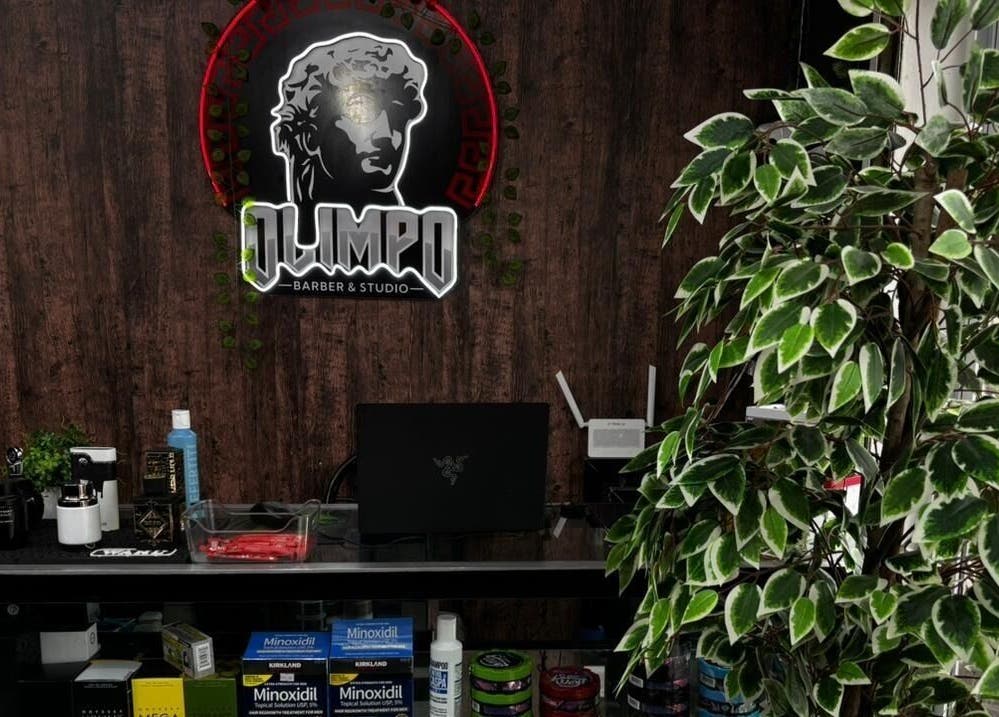 Esquina de estilo en Olimpo Barber & Studio, Mazatlán, Sinaloa, MX, con decoración moderna y productos de cuidado.