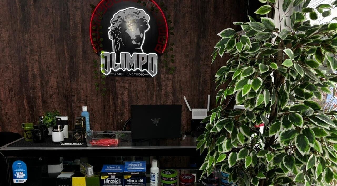 Esquina de estilo en Olimpo Barber & Studio, Mazatlán, Sinaloa, MX, con decoración moderna y productos de cuidado.