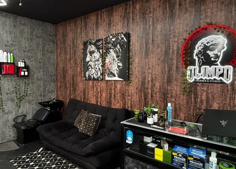 Interior acogedor en Olimpo Barber & Studio, Mazatlán, Sinaloa, MX, con elegante decoración de barbería.