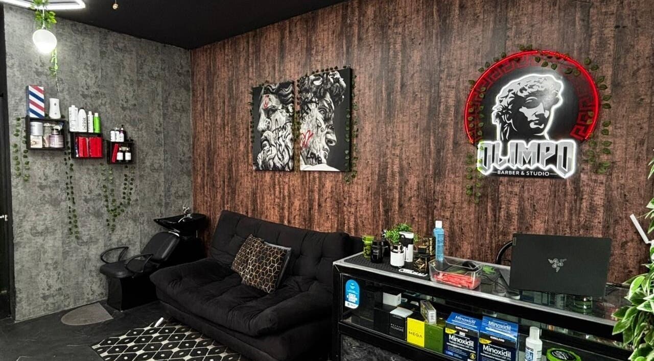 Interior acogedor en Olimpo Barber & Studio, Mazatlán, Sinaloa, MX, con elegante decoración de barbería.