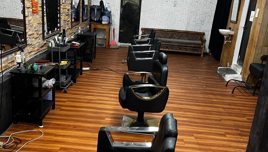 Ruang interior Barberhop dengan kursi pangkas di Sumatera Utara, Sumatera Utara, ID.