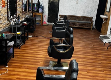 Ruang interior Barberhop dengan kursi pangkas di Sumatera Utara, Sumatera Utara, ID.