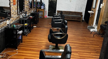 Ruang interior Barberhop dengan kursi pangkas di Sumatera Utara, Sumatera Utara, ID.