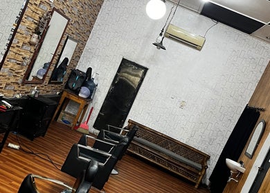 Interior Barberhop yang modern dan nyaman di Sumatera Utara, Sumatera Utara, ID.