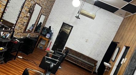 Interior Barberhop yang modern dan nyaman di Sumatera Utara, Sumatera Utara, ID.